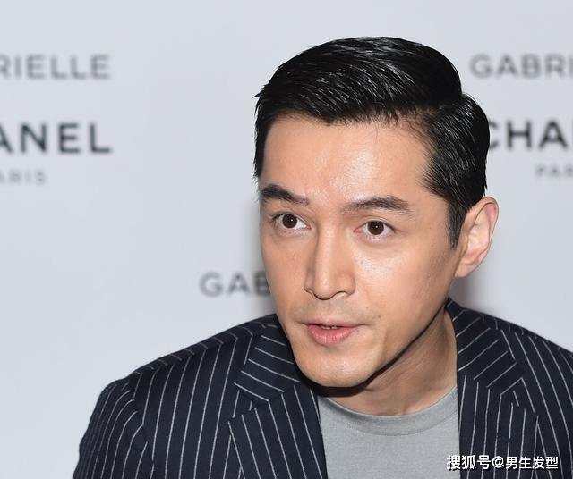 发型|脸上有这4个特征的男生，特别适合留“背头”发型，轻熟显帅气