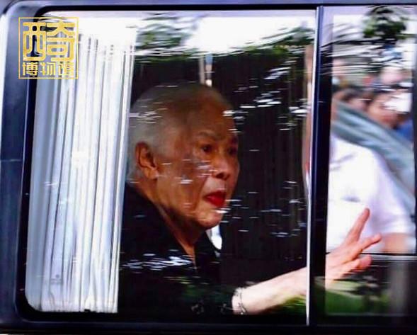 度假|泰王自己带20嫔妃海外度假，却要民众穿1个月蓝衣讨好母亲诗丽吉