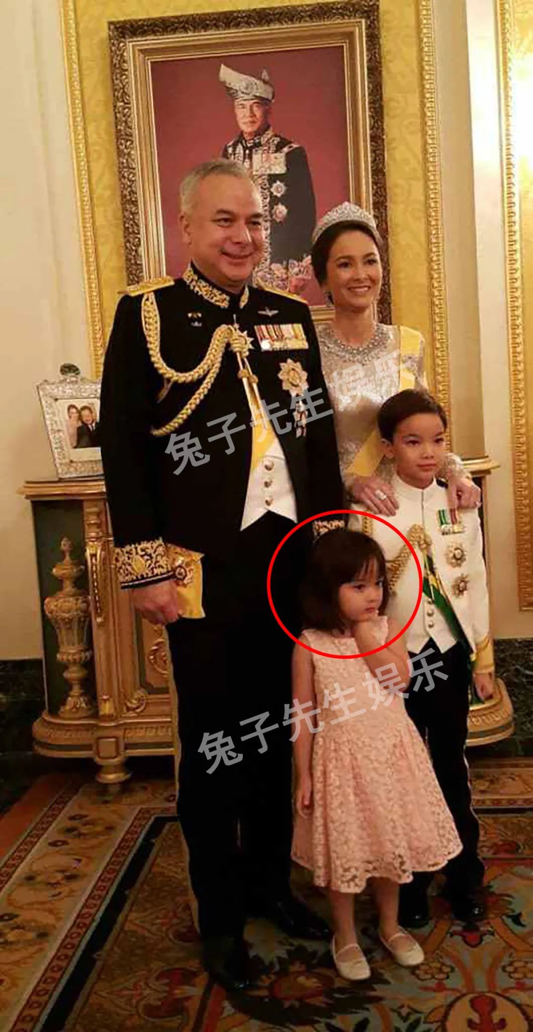 6岁马来西亚小公主好高冷，英国王储来了才赏脸一笑，可爱爆表了_搜狐网