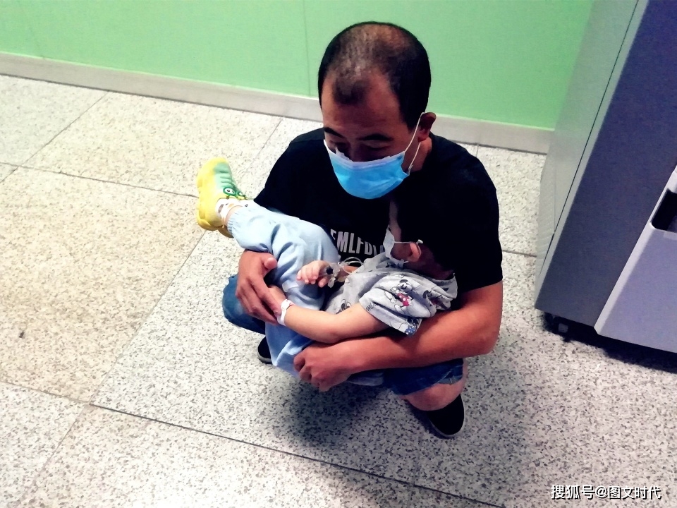 男童|病危通知下达12次，迷糊中哭喊：怕，妈妈抱2岁男童发烧120多天