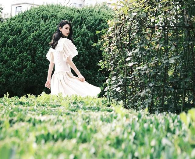 大气|奚梦瑶产后首度出席活动，一袭蕾丝裙大气温婉，当妈后更端庄了