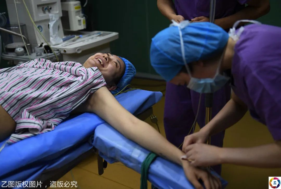 见闻记录|女大学毕业生隆胸，不告诉家人让闺蜜陪，术后意外夺胸模大赛冠军