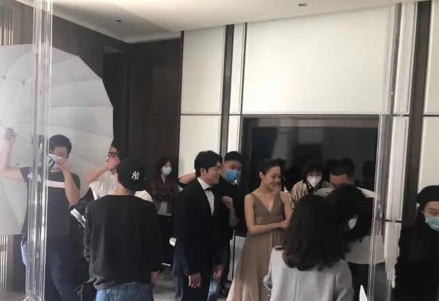 珠光宝气|吉娜晒照打扮珠光宝气似贵妇，却因浓妆翻车，野生眉小肉肚遭吐槽