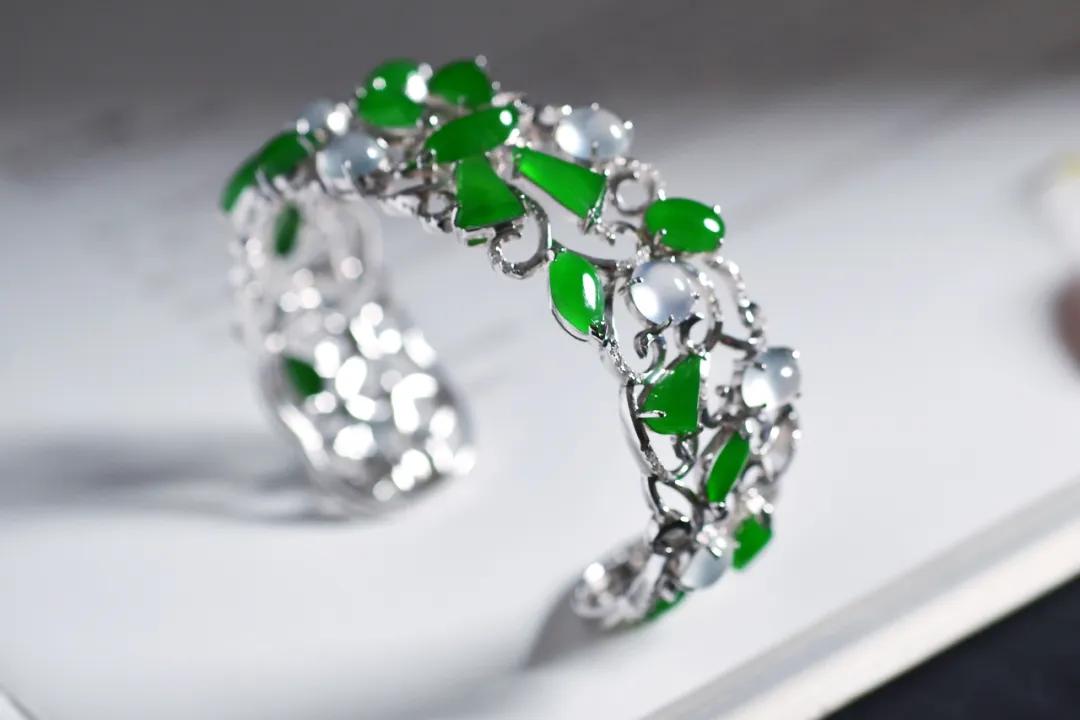 翡翠|裸石 or 镶嵌谁才是你的最爱？别着急，看完再下结论~