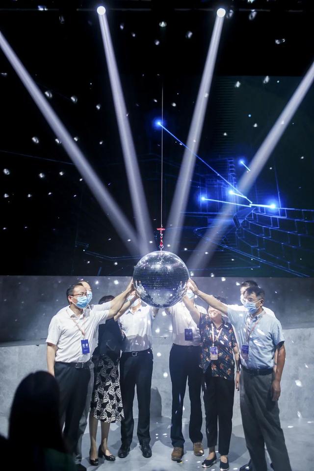 趋势|今年秋冬穿啥最时髦？中国国际皮革裘皮时装流行趋势发布秀告诉你