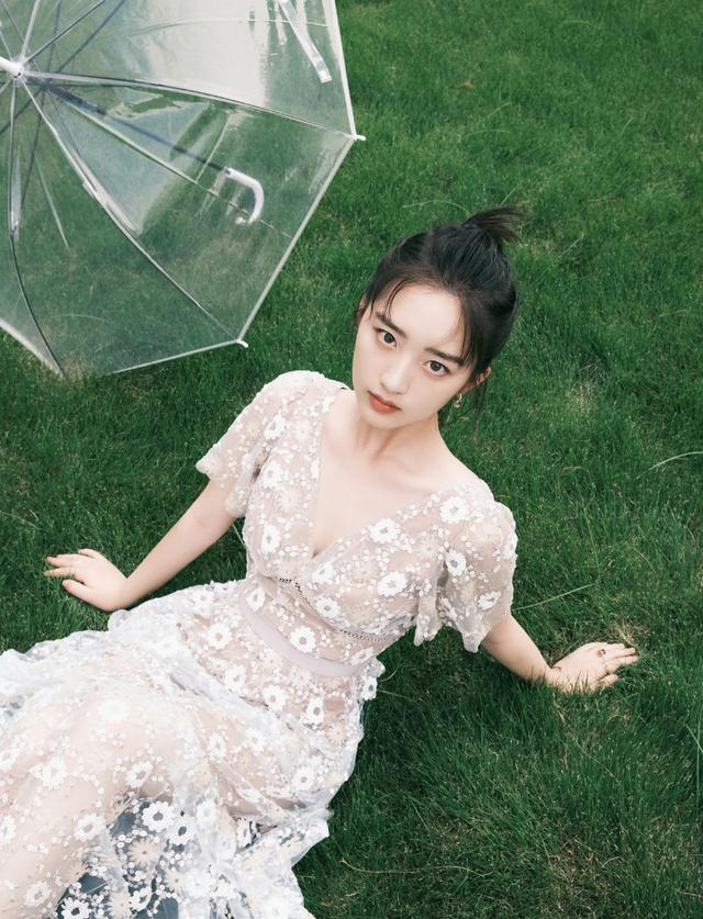 透视|邓恩熙真只有15岁？穿透视纱花朵裙出镜，走轻熟风清纯又撩人