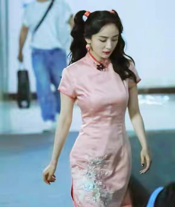 好看又凸显身材的旗袍景甜 e0e052bb09fb4b1ca98fe84af1ff4444.jpeg