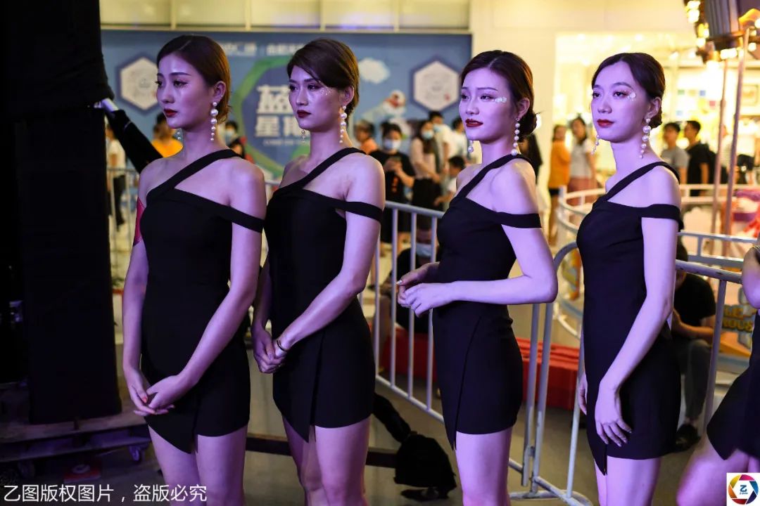 见闻记录|女大学毕业生隆胸，不告诉家人让闺蜜陪，术后意外夺胸模大赛冠军