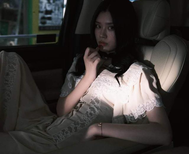 大气|奚梦瑶产后首度出席活动，一袭蕾丝裙大气温婉，当妈后更端庄了