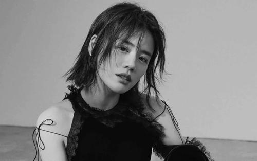 马思纯现身医院求诊，素颜憔悴眉头紧蹙，与医