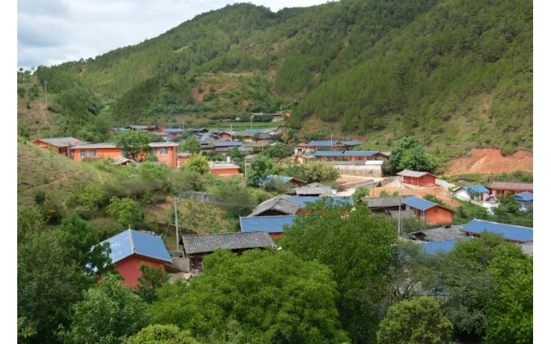 住得安心 更要住得舒心盛夏时节,沿着蜿蜒的水泥路行走在宁蒗县大兴镇