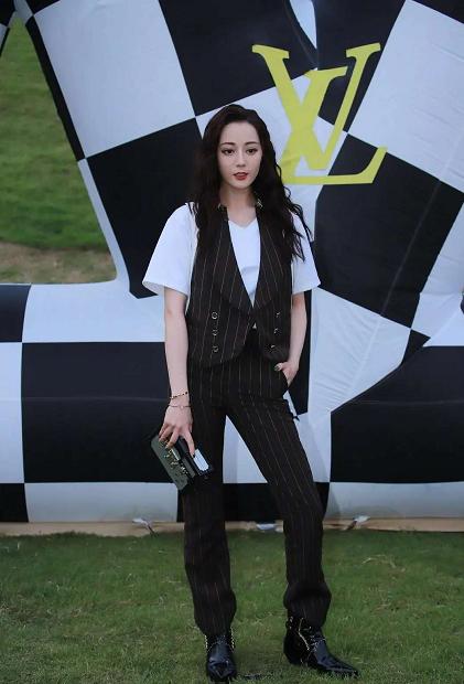 奚梦瑶|LV秀成村口晚会！虞书欣穿红裙小粗腿吸睛，奚梦瑶宫廷裙slay全场