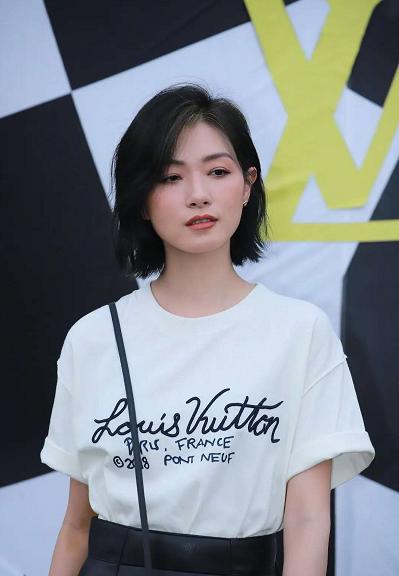 奚梦瑶|LV秀成村口晚会！虞书欣穿红裙小粗腿吸睛，奚梦瑶宫廷裙slay全场