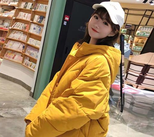 服装|38岁柳岩走机场,一改往日迷人形象,穿连衣裙搭羽绒服居家感十足