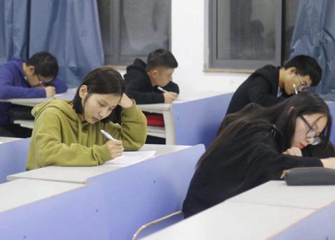 &quot|＂女大学生毕业后被腾讯录取，父母却让她考公务员＂，你怎么看？