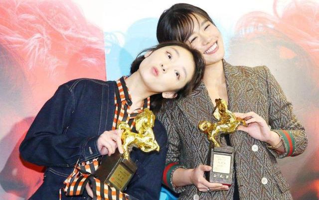 马思纯现身医院求诊，素颜憔悴眉头紧蹙，与医