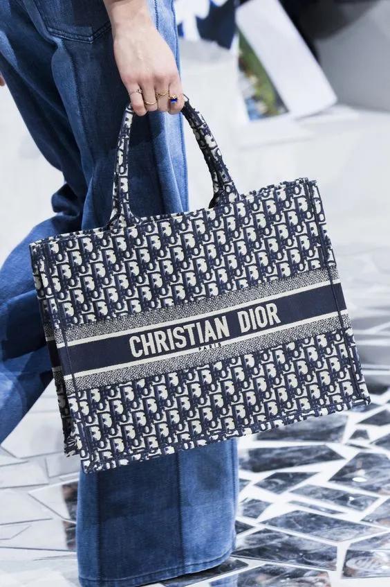 据说制作一只dior oblique book tote老花托特手袋需要至少32个小时