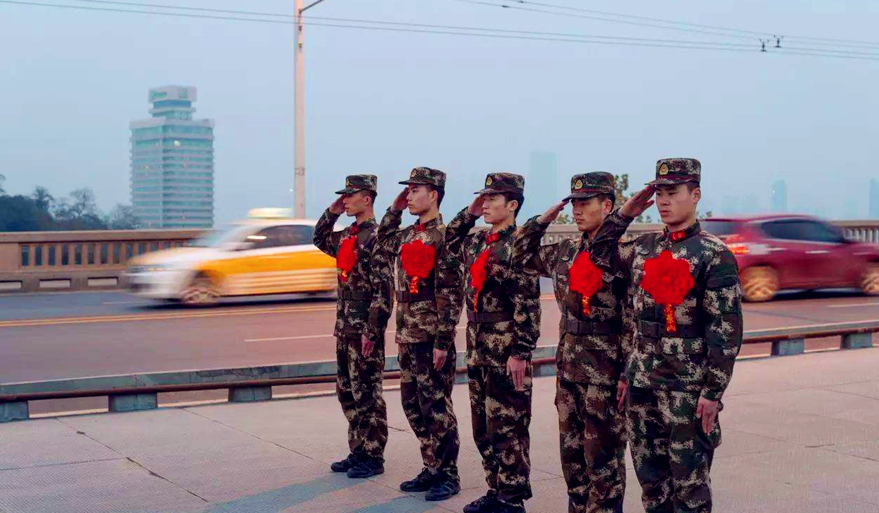 原创武汉长江大桥上为什么会有军人和武警站岗执勤?