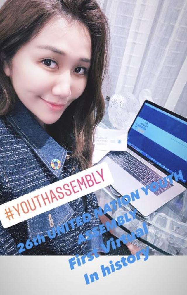 身后|赌王29岁千金何超盈居家复工，大方公开瘦身照，身后千万名画抢镜