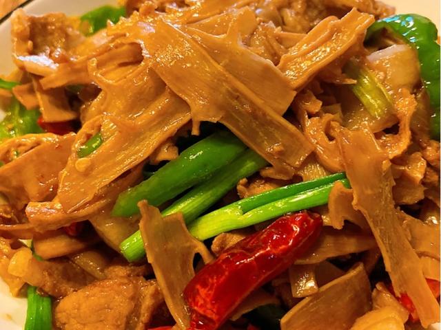 原创埋藏在儿时记忆里的那道笋干炒肉色泽金黄肥嫩口感脆爽诱人