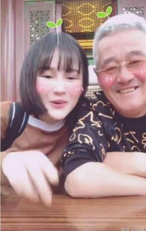 赵本山状态下滑，连线为弟子作品打call，眼睛微