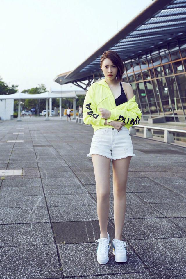 短裤|徐怀钰一点也看不出42岁，穿荧光色短外套配短裤，编发短发太时髦