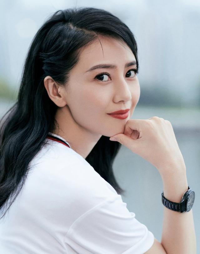 40岁高圆圆出席活动,造型青春洋溢,但法令纹抢