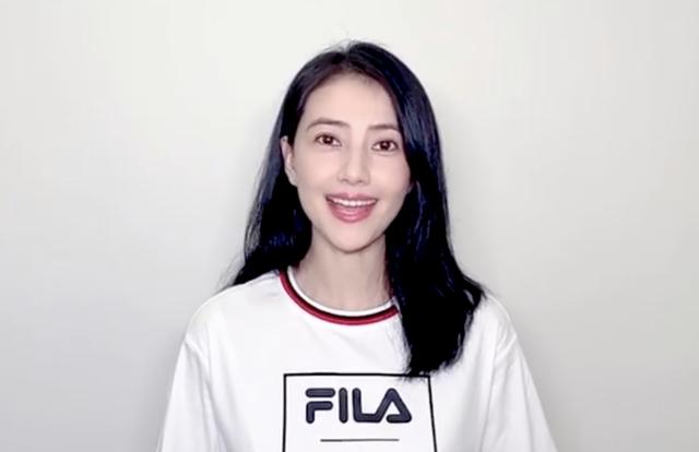 40岁高圆圆出席活动,造型青春洋溢,但法令纹抢