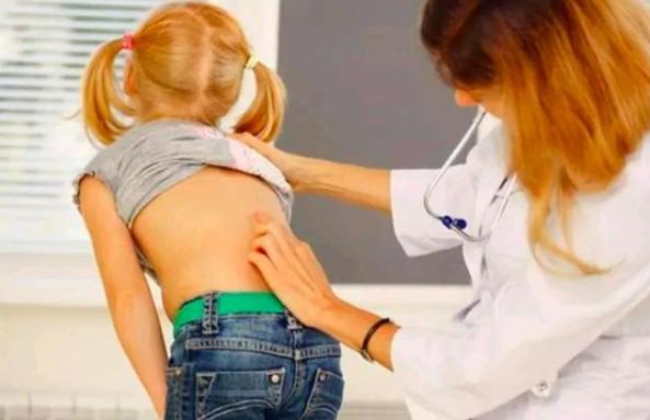 宝宝|家长若有以下行为，易使脊柱发育不良1岁前是娃脊柱发育关键期