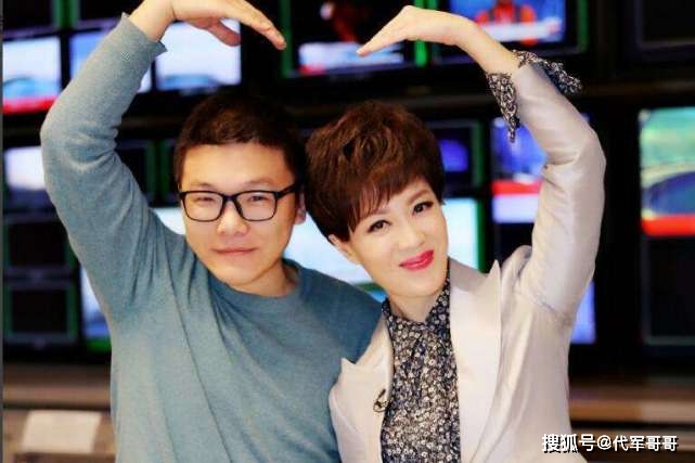 央视美女主持人，曾因打哈欠竖中指被吐槽，如