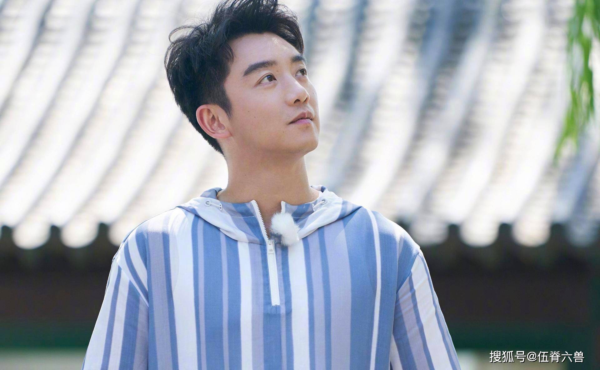 郑恺苗苗身着情侣装逛街,十指紧扣尽显甜蜜,