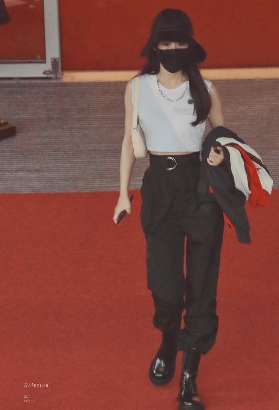 工装裤|赵丽颖现身机场，穿背心工装裤小蛮腰微露，配皮靴时髦又拉风