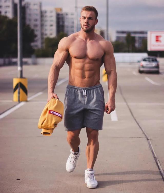 肌肉男挑战军人体能测试,健身到底是不是花拳绣腿?