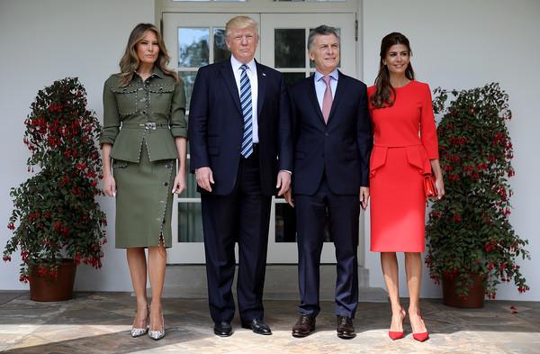 朱莉安娜|阿根廷总统夫人红裙太惊艳！特朗普搂腰拥抱，总统拦不住面露尴尬