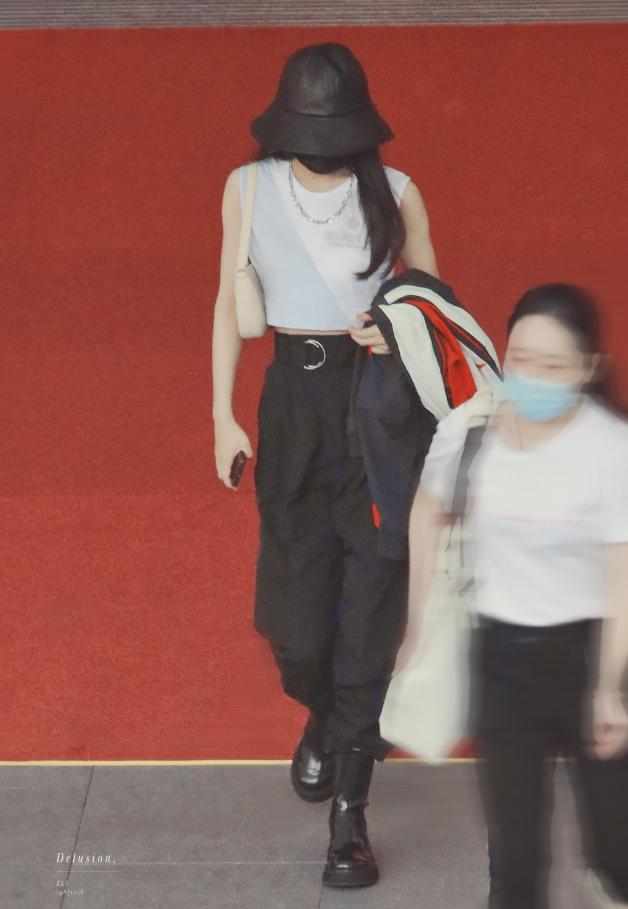 工装裤|赵丽颖现身机场，穿背心工装裤小蛮腰微露，配皮靴时髦又拉风