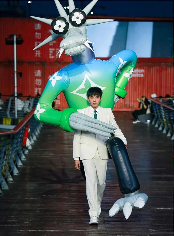 男装|透过LV 2021春夏男装秀，探索“漂流瓶”背后的全球化和多元化