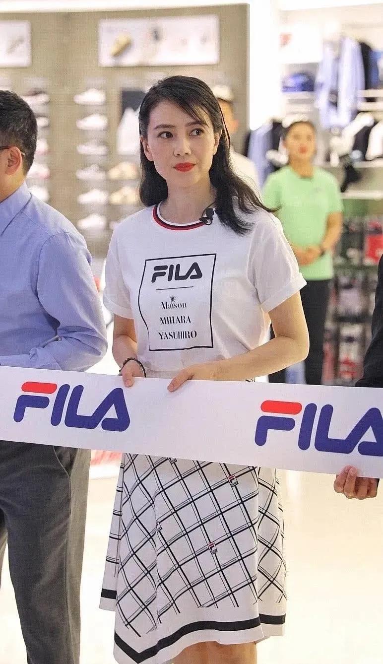 网友|高圆圆复出有点坎坷，产后1年首次亮相网友们为这生图吵翻天！