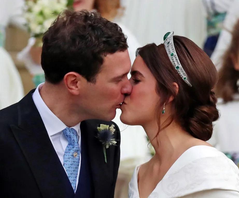 婚礼|穿二手婚纱，借奶奶王冠，甘愿做后妈，这个公主嫁得太“寒酸”？