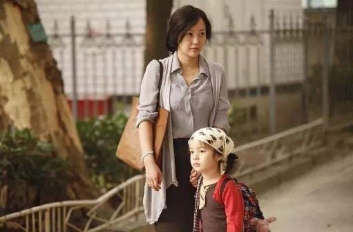 原创妈妈内急去卫生间，让孩子伸进一只脚“保平安”，网友：过于机智