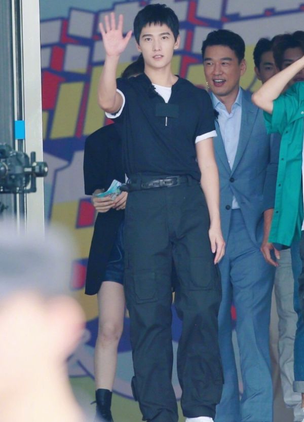 杨洋为了证明自己腿长把t恤塞进裤子里三七分身材比例绝了