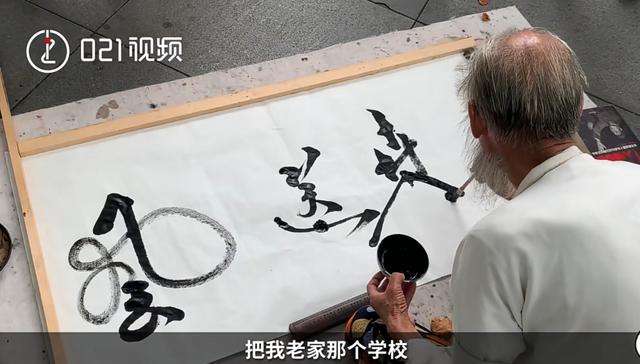 71岁老人跪地街头,立志写书法造学校!