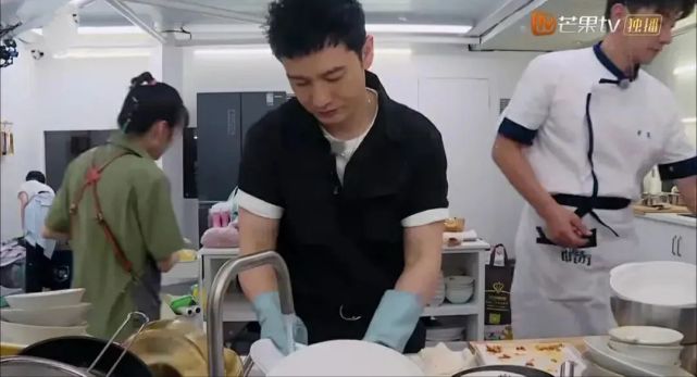 产后复出首秀失败?低情商言论被吐槽,她难回巅峰了?