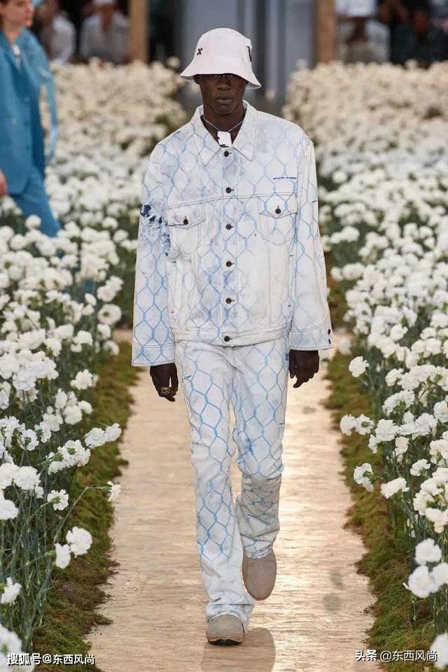 Nike|Off-White2020春夏系列，有和Nike等联乘鞋款，白色和涂鸦服装