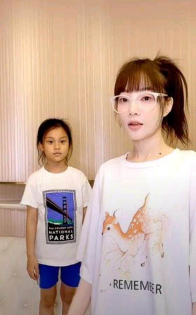 38岁李小璐被打脸？网店疑抄袭名牌却自称原创，