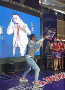56岁老牌巨星孙兴商演 给台下送礼被嘲落魄