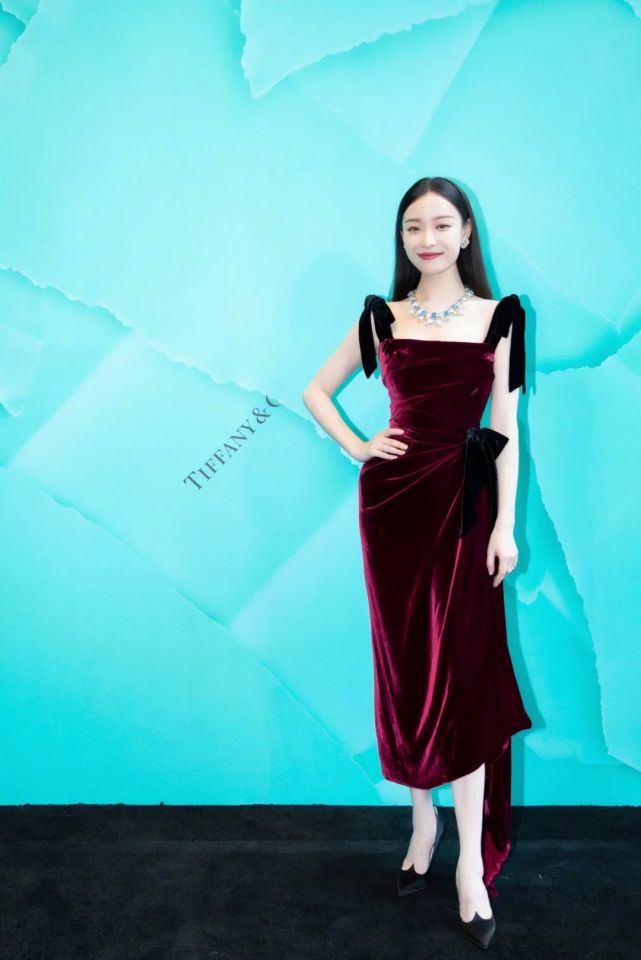 人鱼|倪妮着装变大胆！穿透视装“人鱼裙”秀曼妙身姿，隐约性感太致命