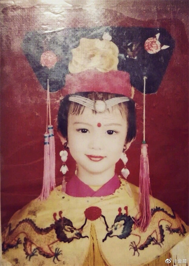 金晨被指美颜过度嘴变歪，她翻白眼回应，晒童