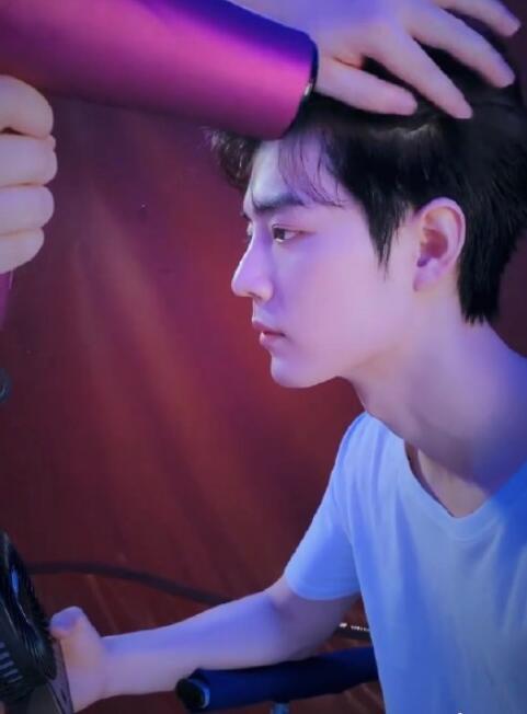 肖战让咖啡店变水族馆，拉花师傅表情超搞笑，