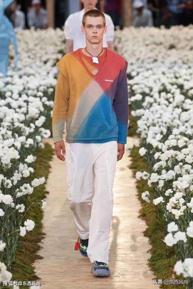 Nike|Off-White2020春夏系列，有和Nike等联乘鞋款，白色和涂鸦服装