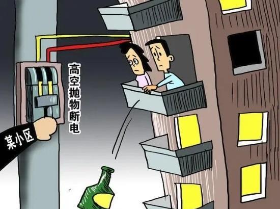 原创八旬老人高空抛物,往楼下扔钢管,砸伤路人以后立马搬家